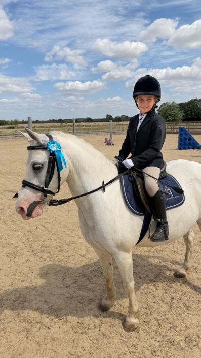 Clear Round 15cm Skylar on Thunder