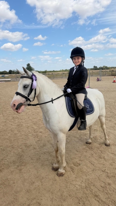 Clear Round 30cm Skylar on Thunder